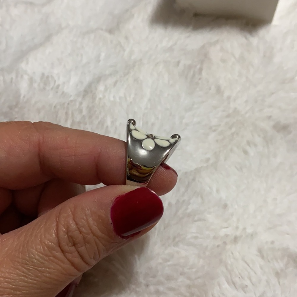 Roxi Daisy ring 🆕 flowers - Picture 13 of 13